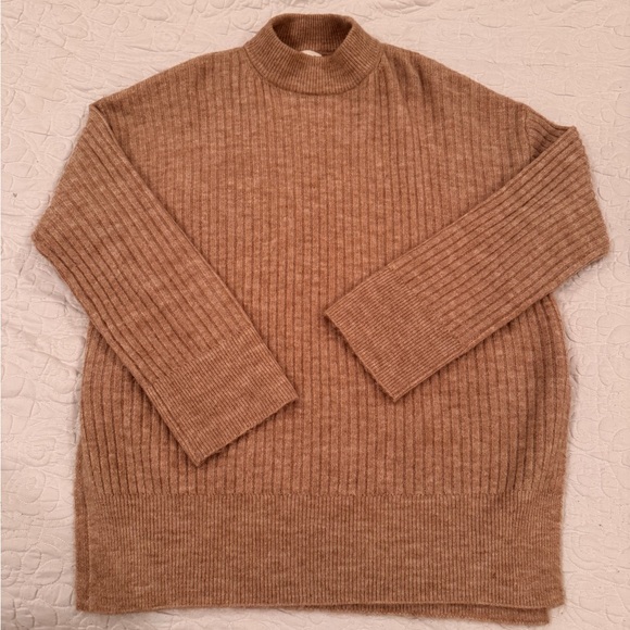 H&M OVERSIZED SWEATER - Picture 1 of 7